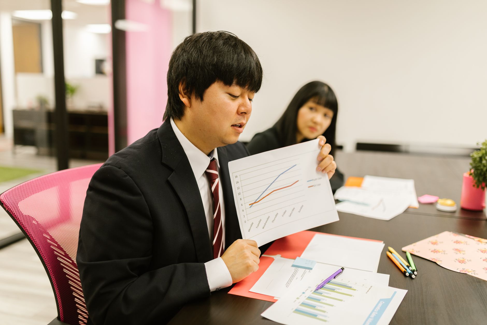 社員と一対一で対話する管理職