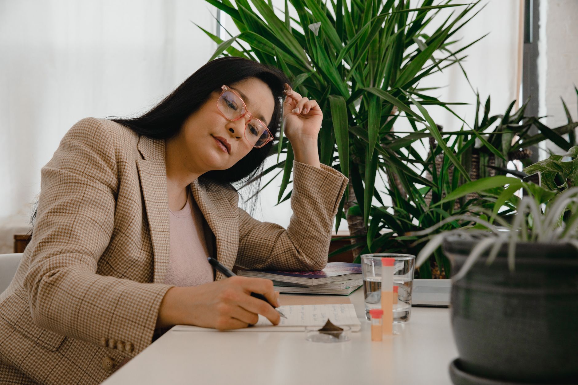 依頼するかどうかを検討する中小企業の経営者