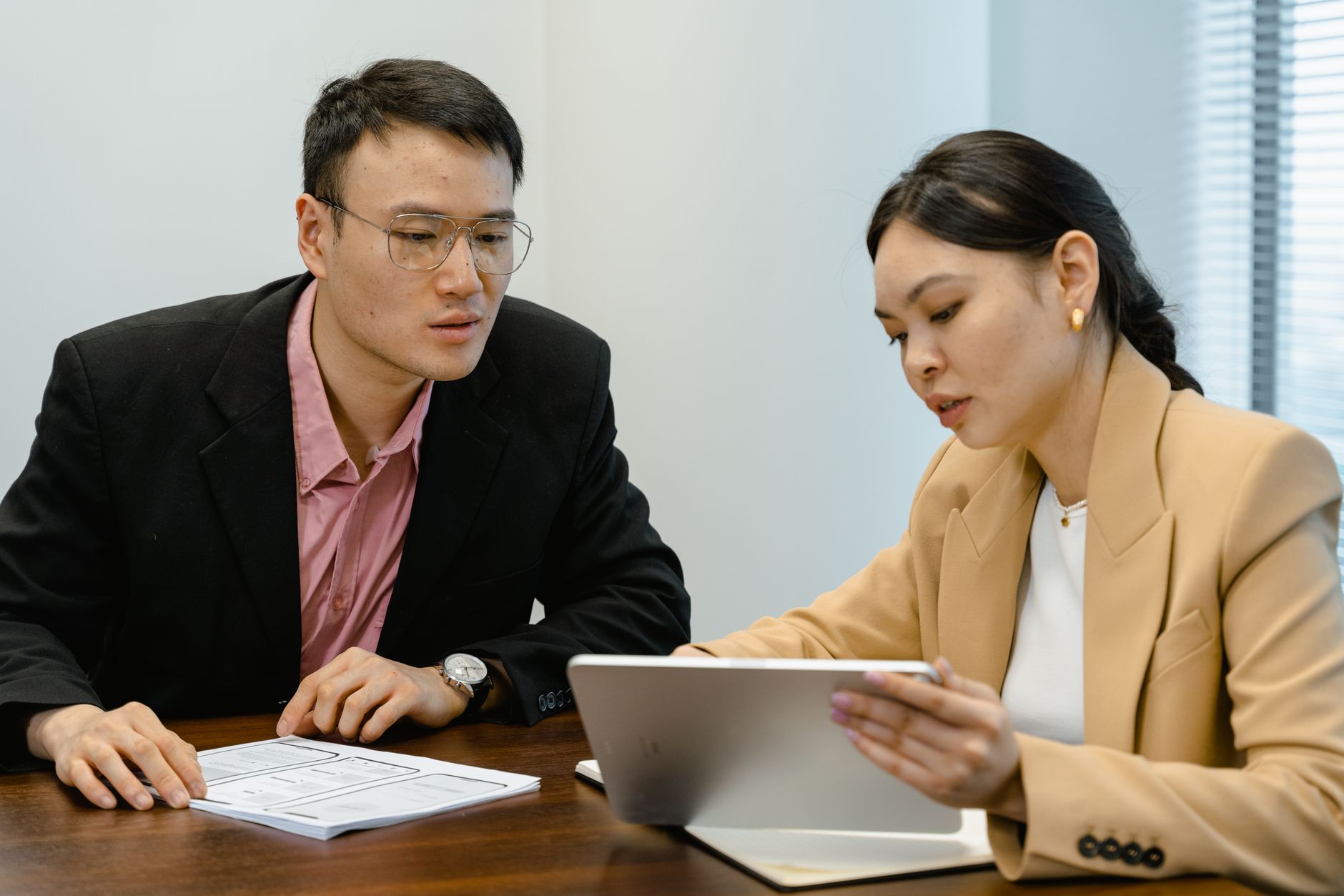 外注依存の課題を話し合う社員