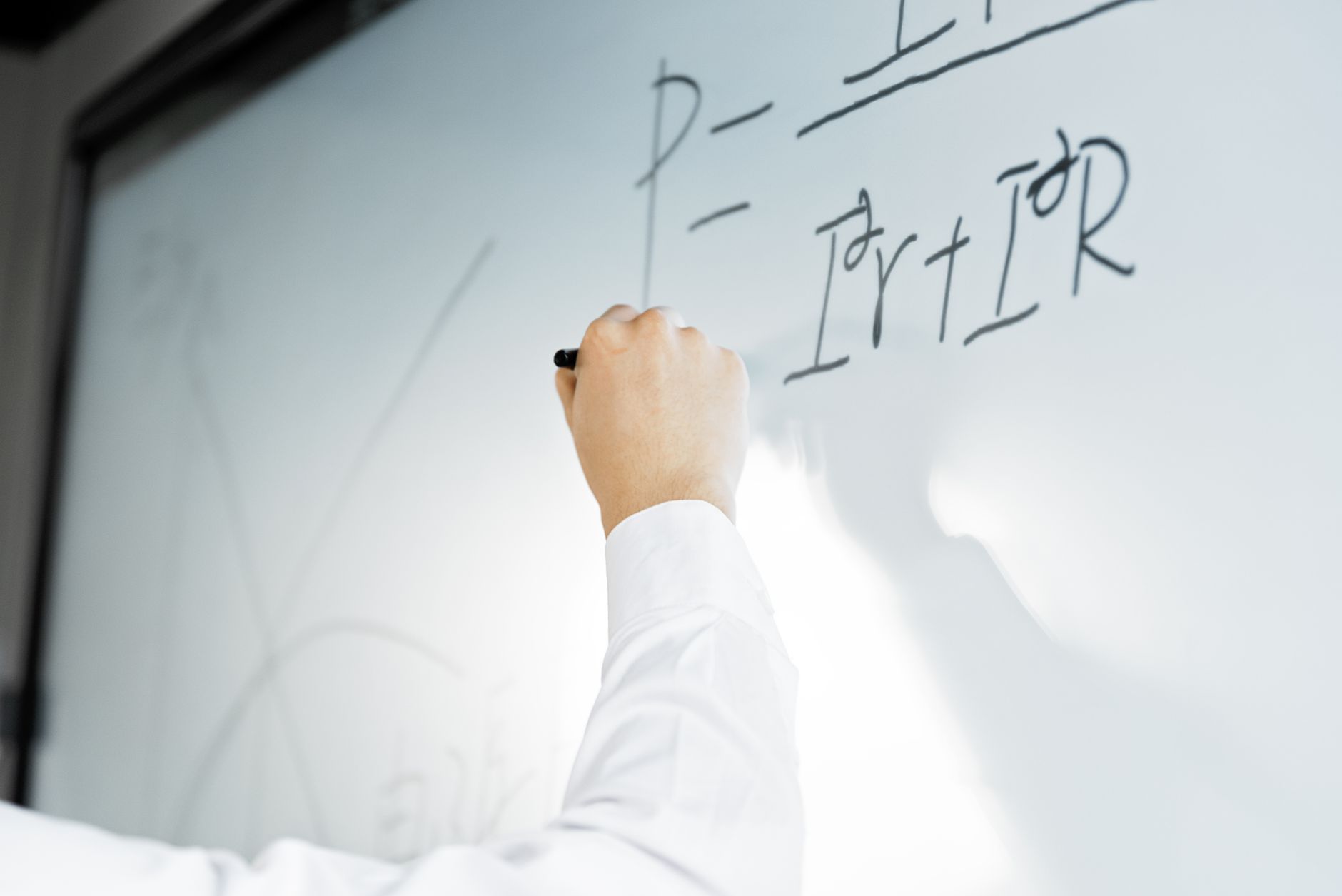 投資回収期間の計算式を書き出して共有する社内の様子