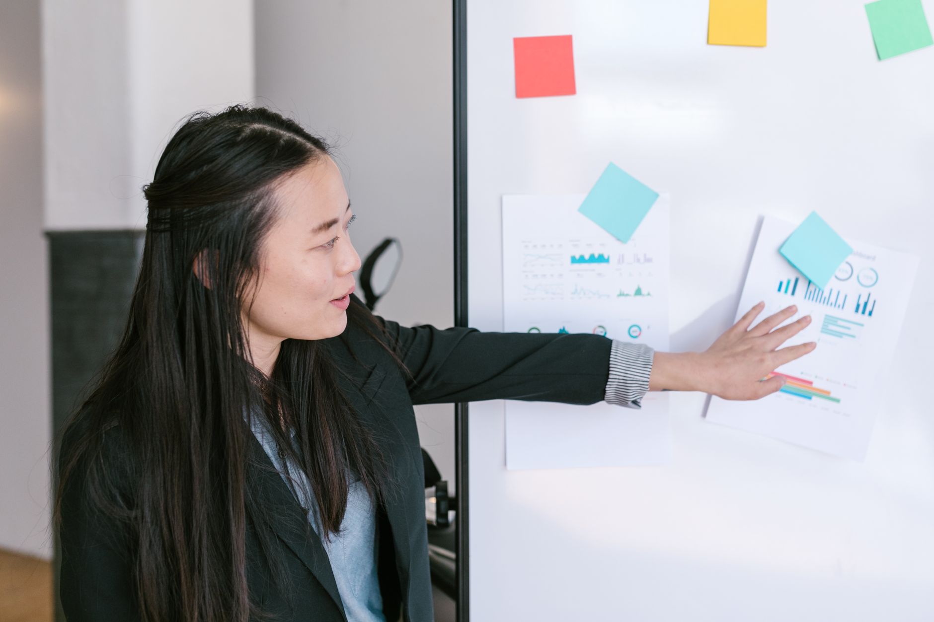 少人数の会社でKPIを3つに絞る様子