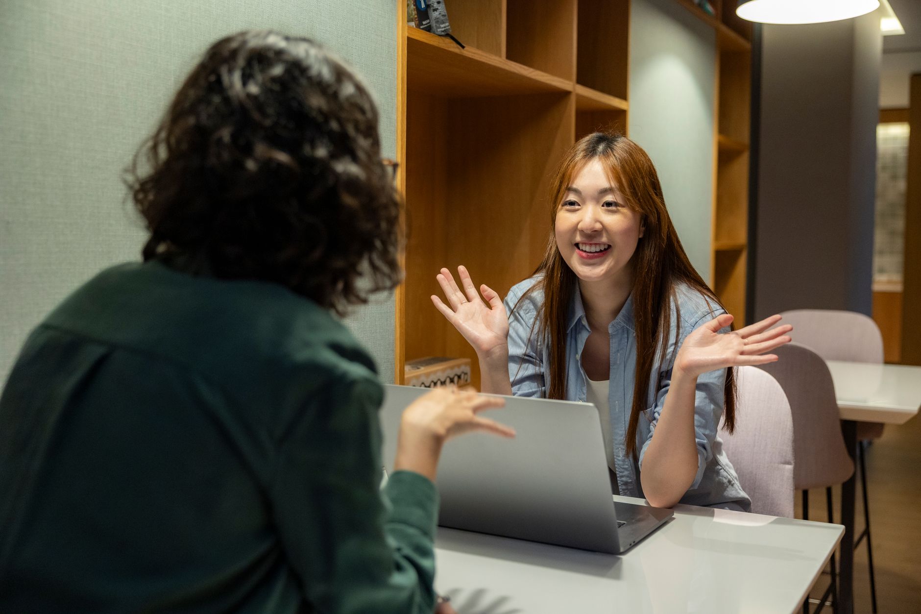 社員に業務の手応えをヒアリングする場面