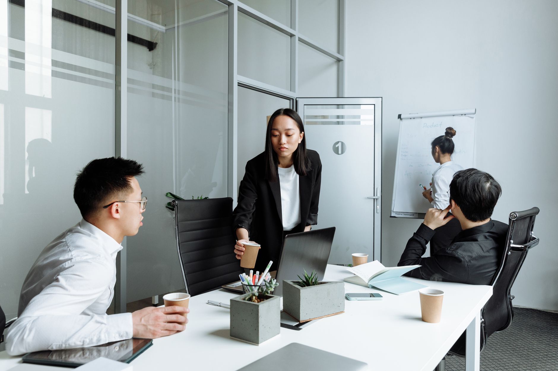 複数の生成AIを使う際の社内ルールを話し合うチーム