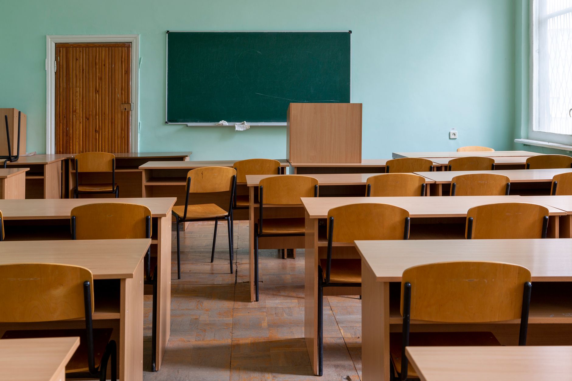 生徒数の減少に直面する学習塾の教室