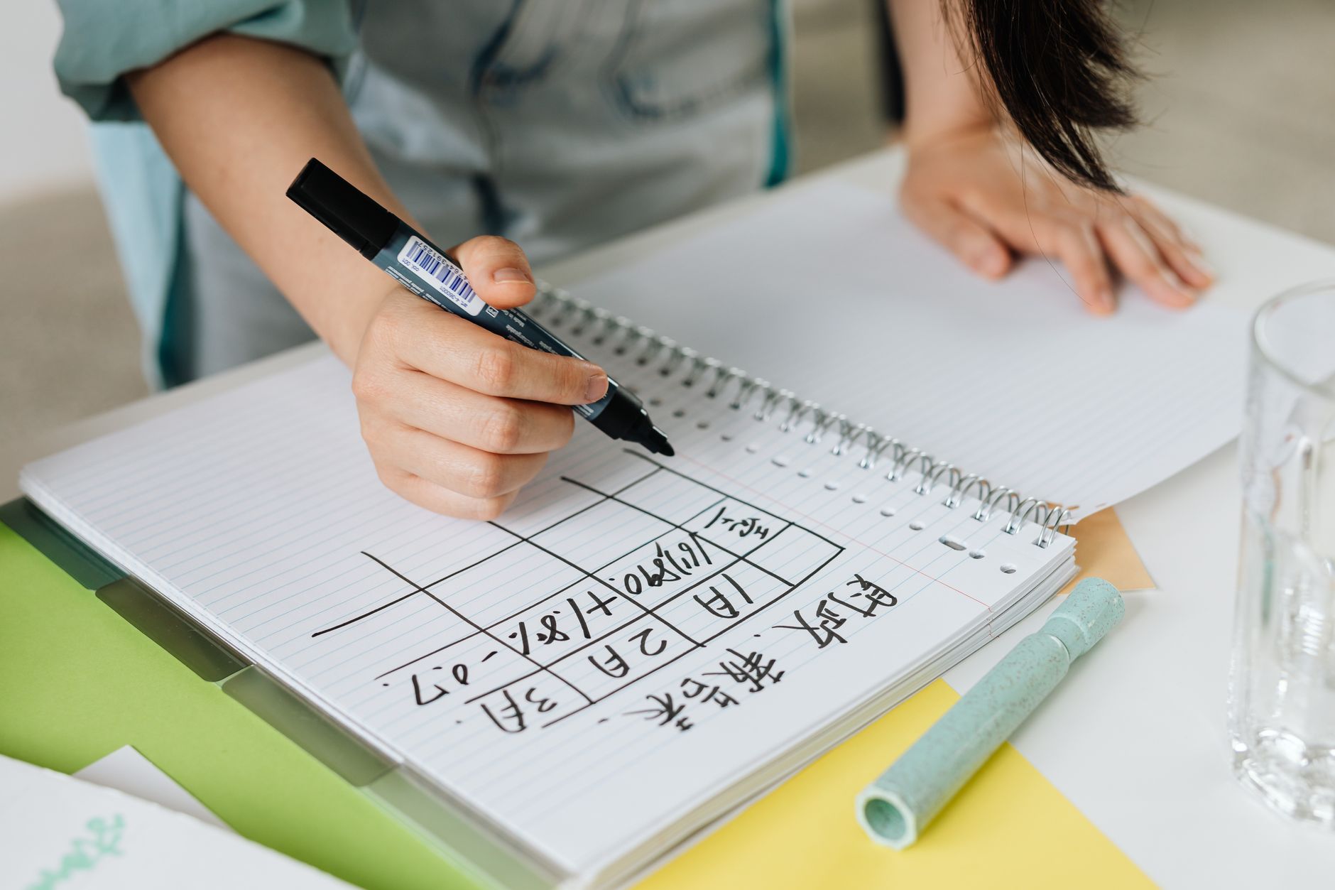 面談後に記録をまとめる塾の講師