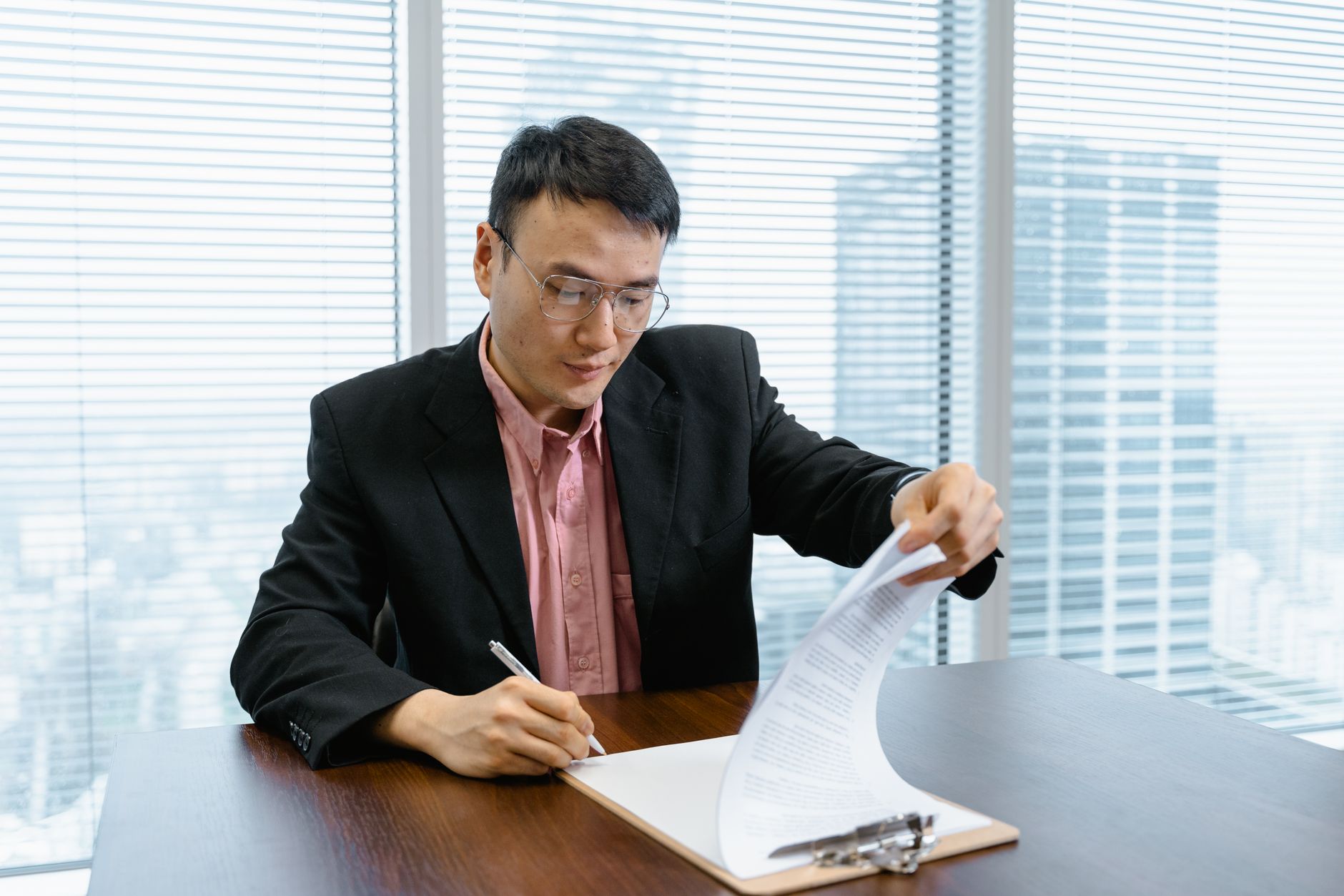 デスクで稟議書を作成する管理職