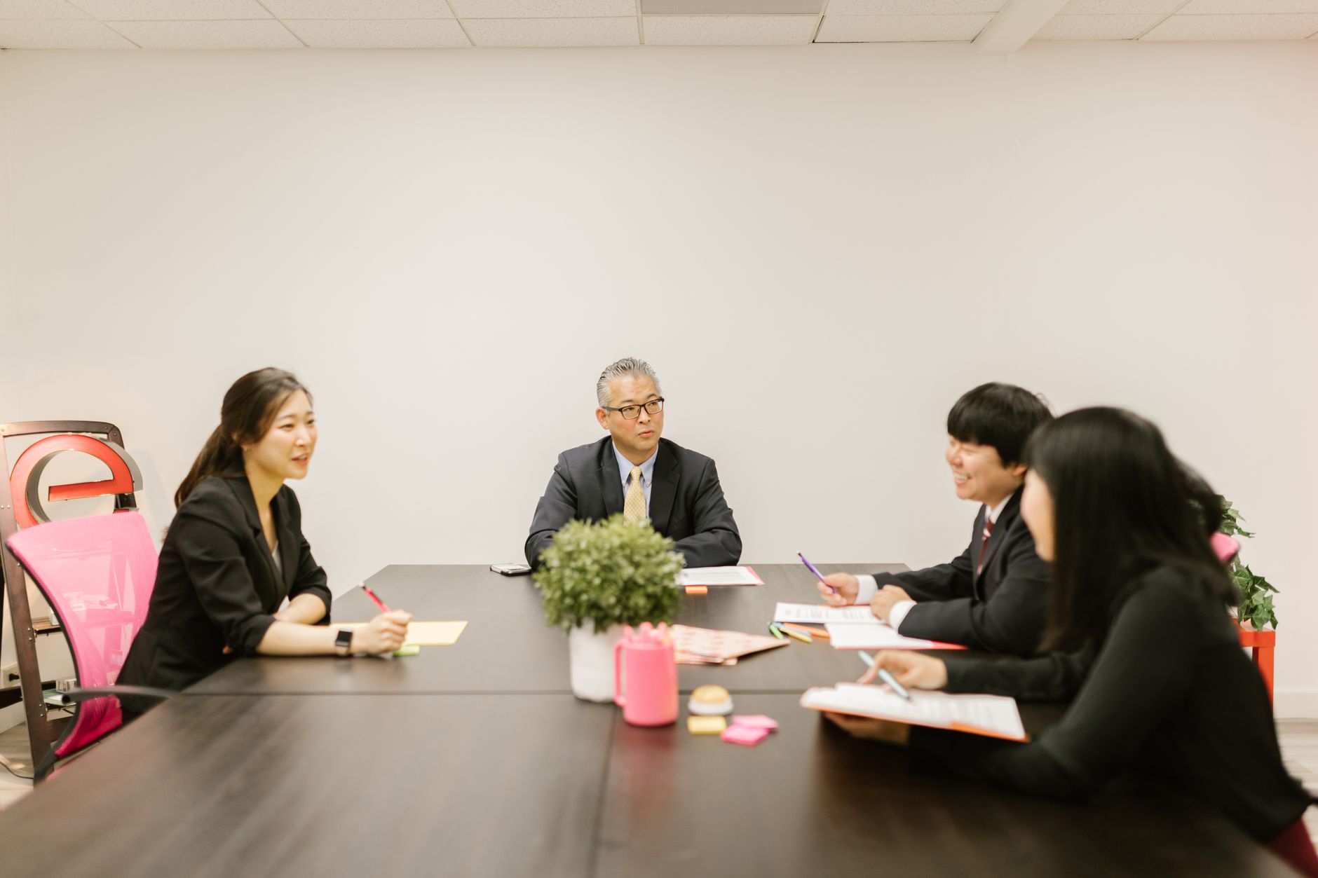 会議室でルール整備について話し合う経営者と担当者