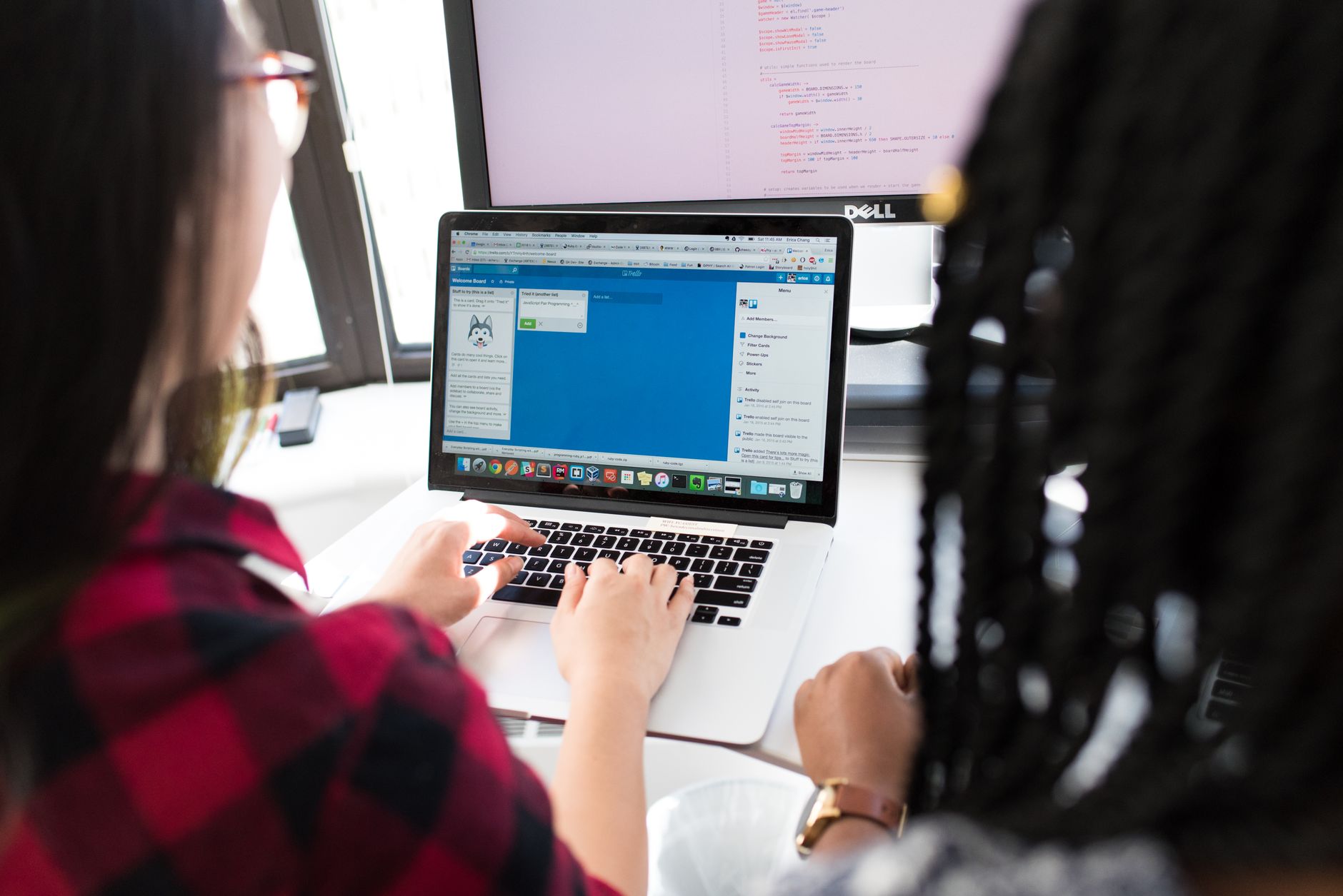 チャットボットのタイプを比較検討する担当者