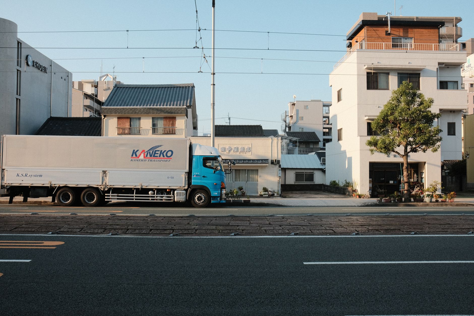 幹線道路を走る物流トラック