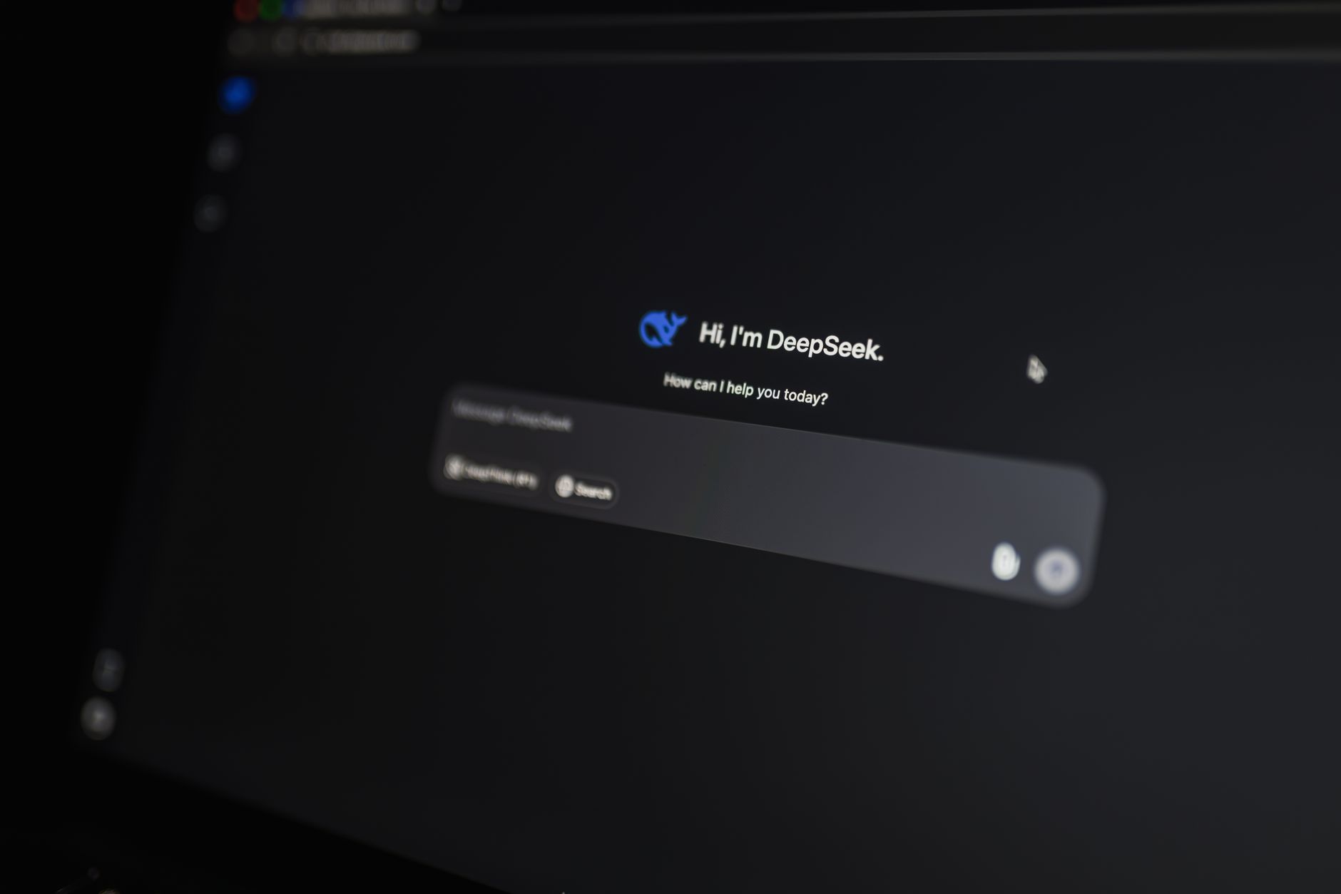 パソコンで生成AIに指示を入力するビジネスパーソン