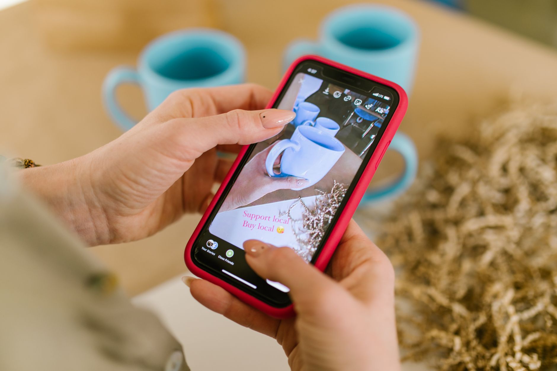 スマートフォンで販促コンテンツを作成する店主