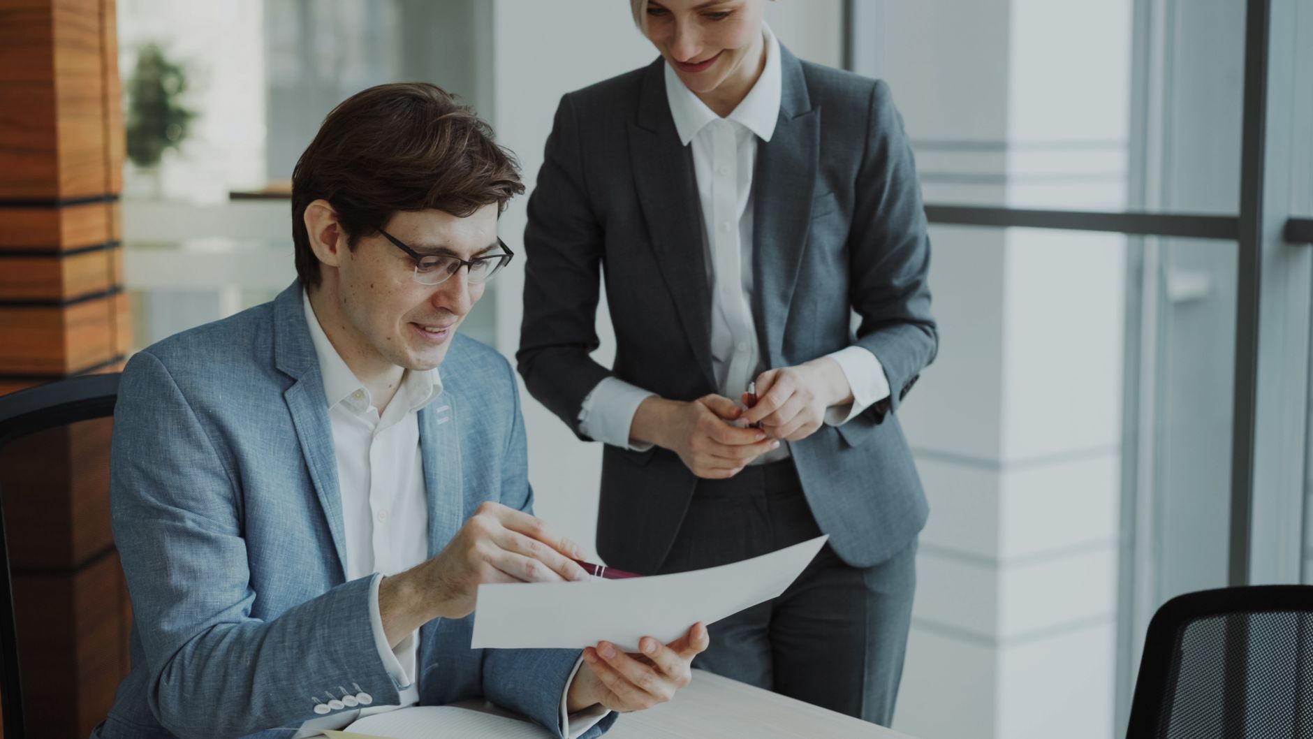 定期的にルールを見直し改善する中小企業のミーティング