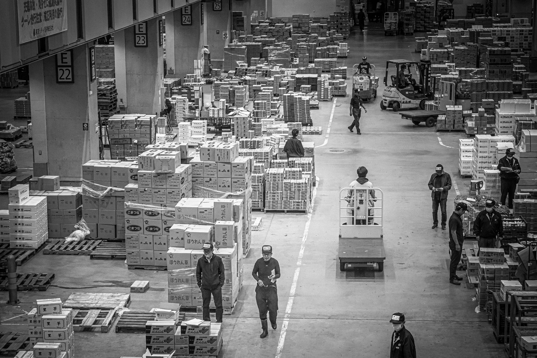 倉庫で在庫と発注に頭を悩ませる中小企業の経営者