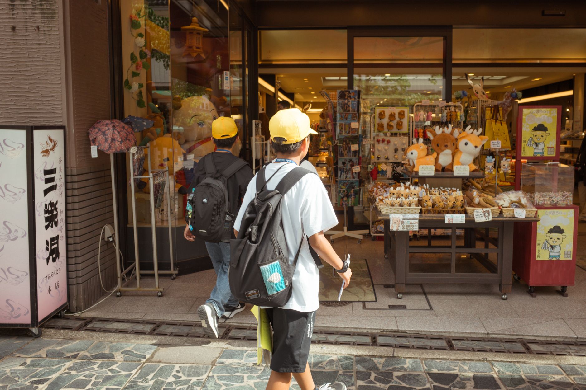 日本の店舗で外国人観光客に接客するスタッフ