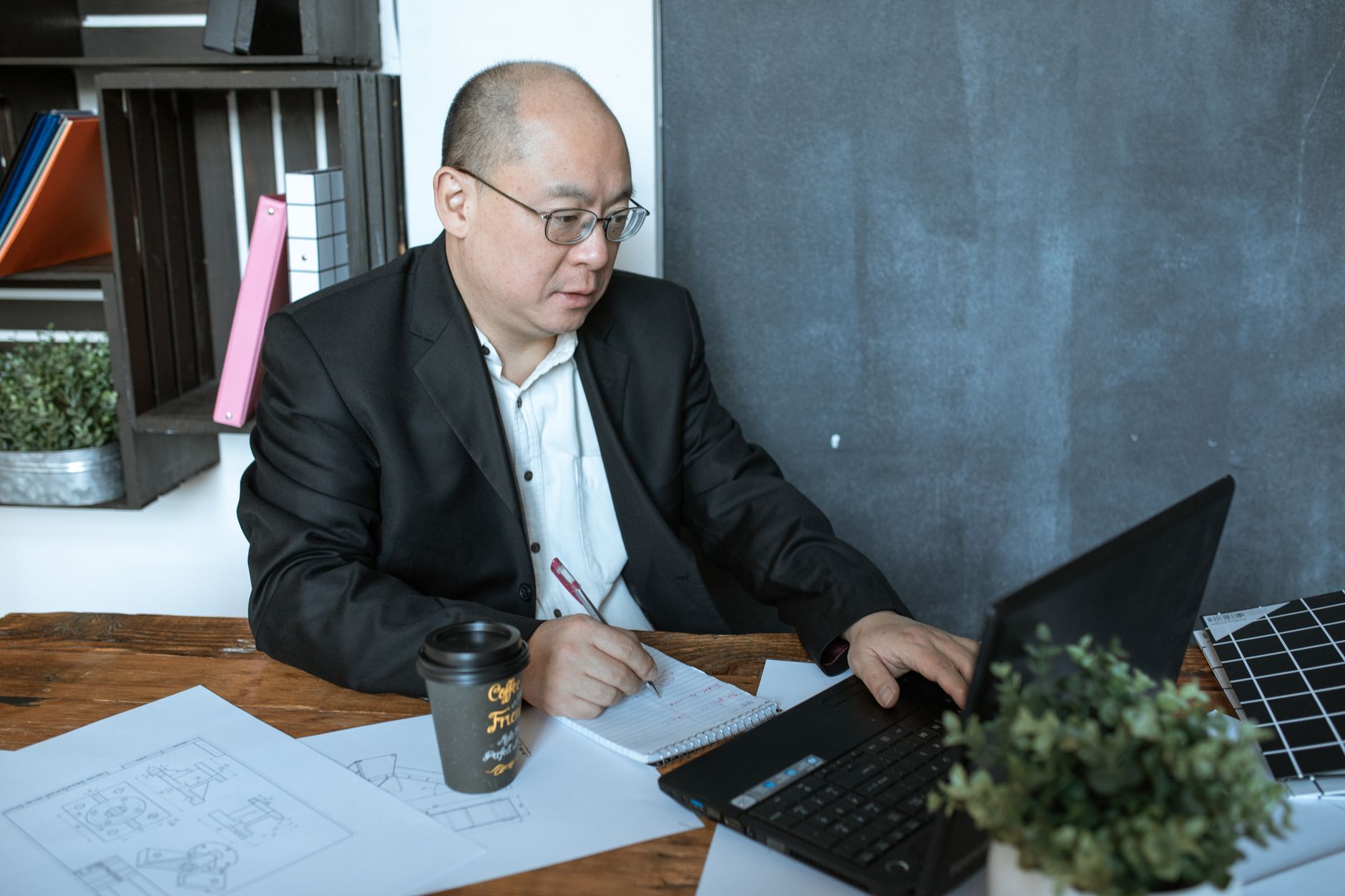 生成AIの無料版と有料版、企業での違いは?有料に切り替える判断ライン